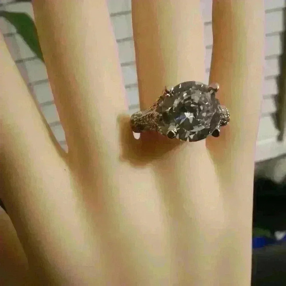 Elegant Silver Women's Ring - Picture 8 of 13